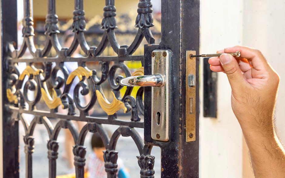 comment changer serrure porte d'entrée Clichy